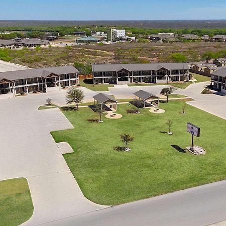 Eagle'S Den Suites Cotulla A Travelodge By Wyndham Exterior foto