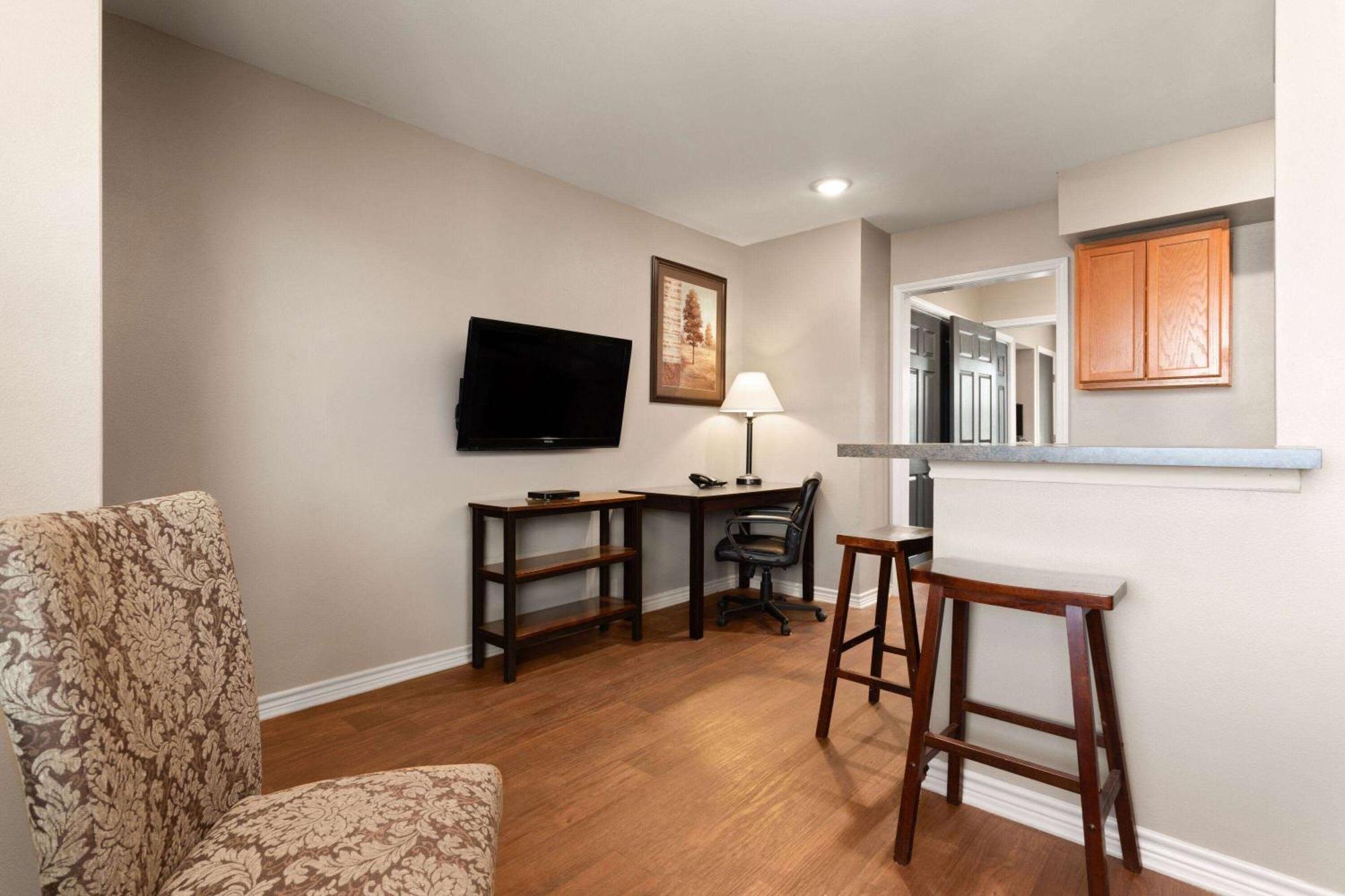Eagle'S Den Suites Cotulla A Travelodge By Wyndham Exterior foto