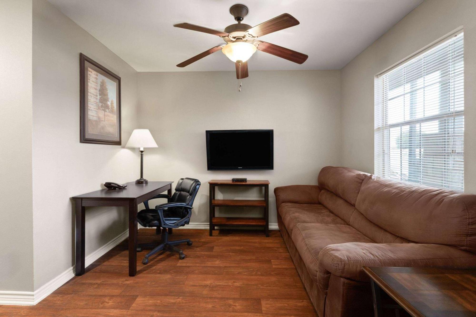 Eagle'S Den Suites Cotulla A Travelodge By Wyndham Exterior foto