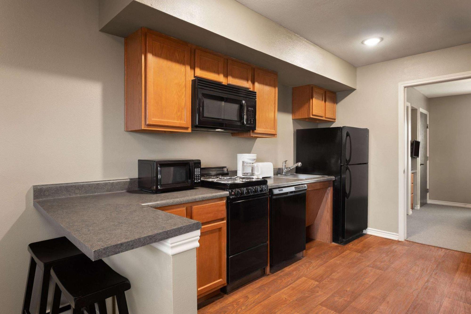 Eagle'S Den Suites Cotulla A Travelodge By Wyndham Exterior foto