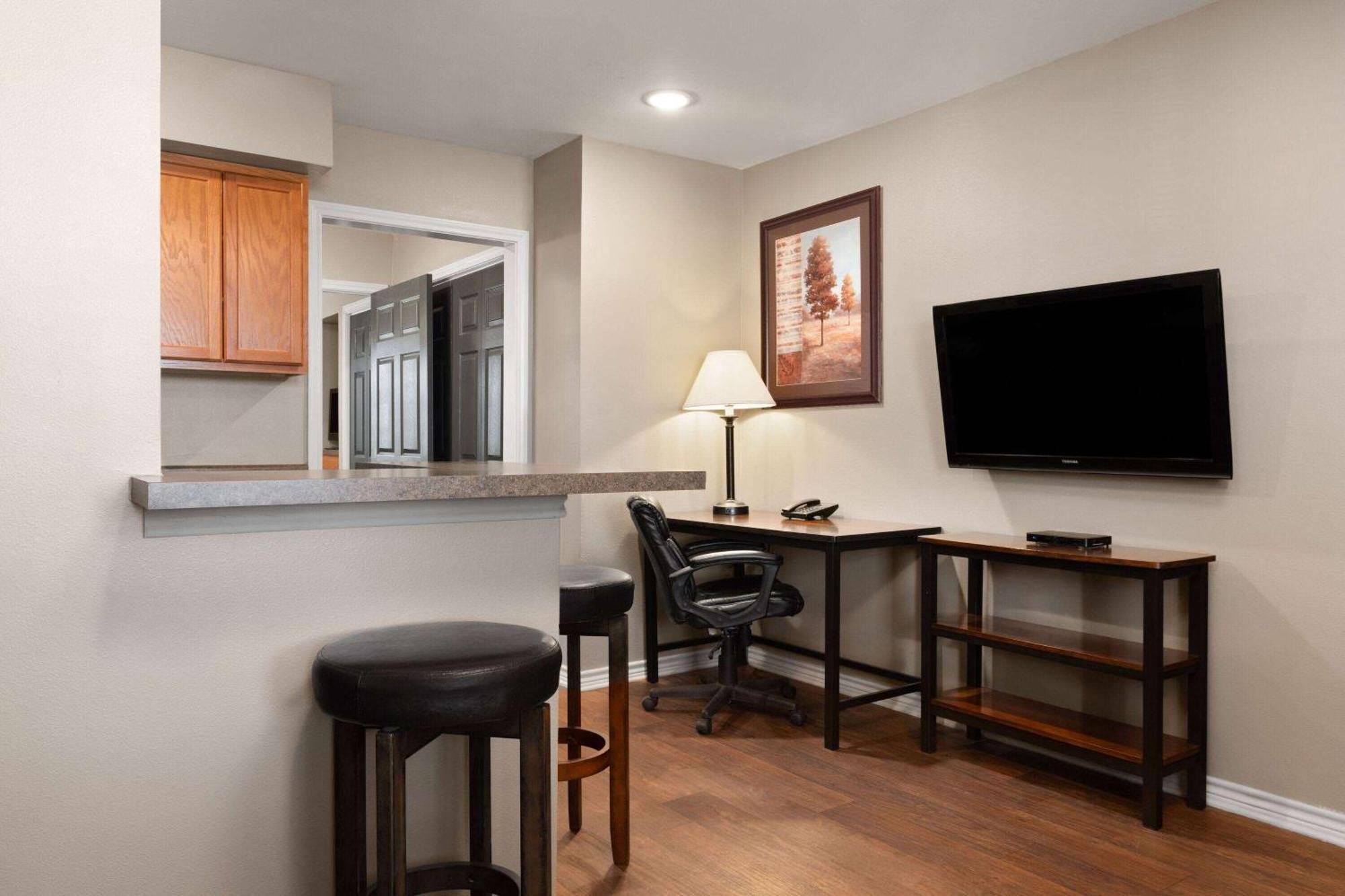 Eagle'S Den Suites Cotulla A Travelodge By Wyndham Exterior foto
