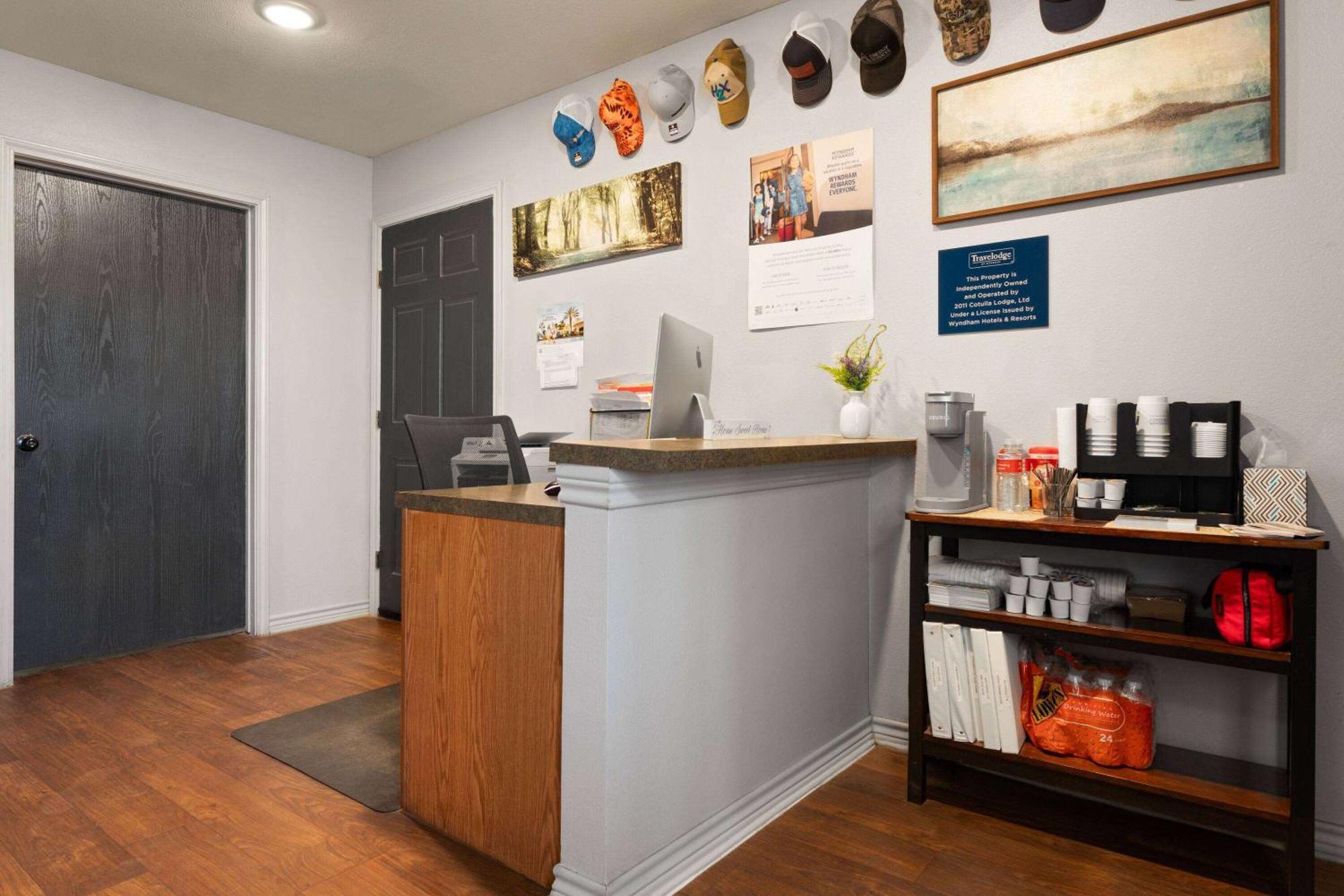 Eagle'S Den Suites Cotulla A Travelodge By Wyndham Exterior foto